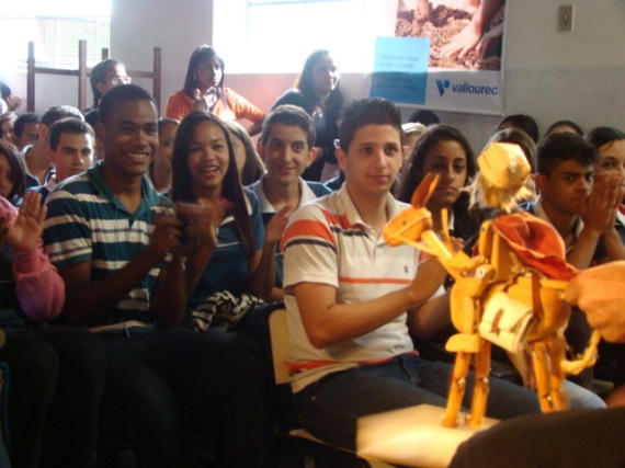 Atentos alunos da E.E. Desembargador Rodrigues Campos assistem ao espetáculo Santo "Seu" Hilário